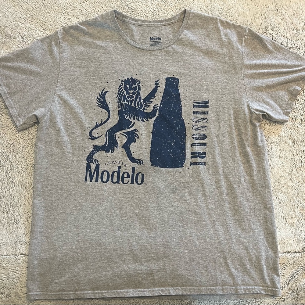 Modelo size extra large T-shirt